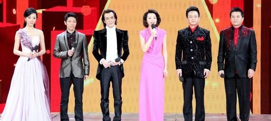 蛇年春晚主持阵容不变 网友吐槽：阳盛阴衰
